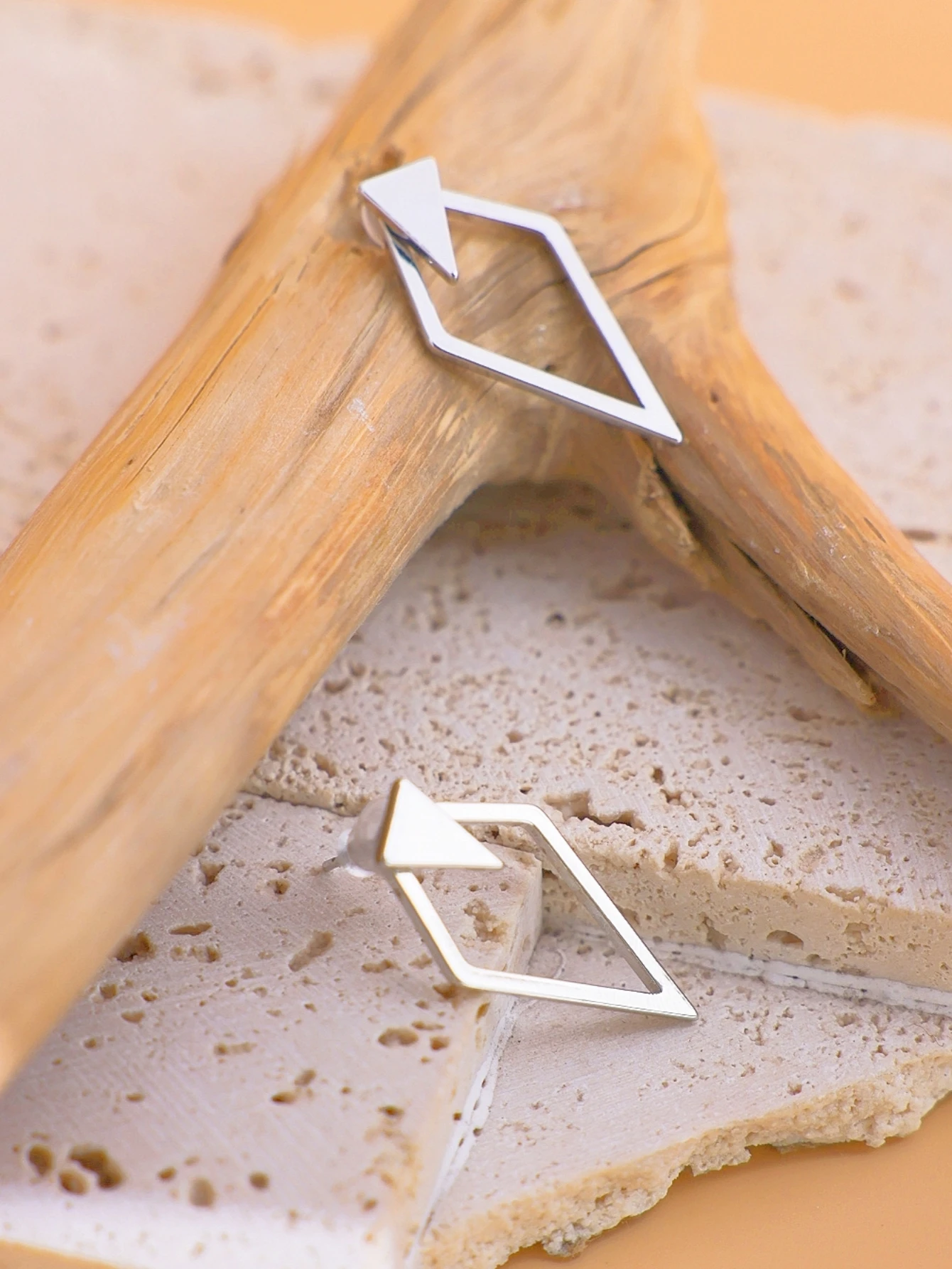 2-piece personalized set with two triangular arrows and hanging earrings. Simple and versatile earrings for women\'s holiday gift
