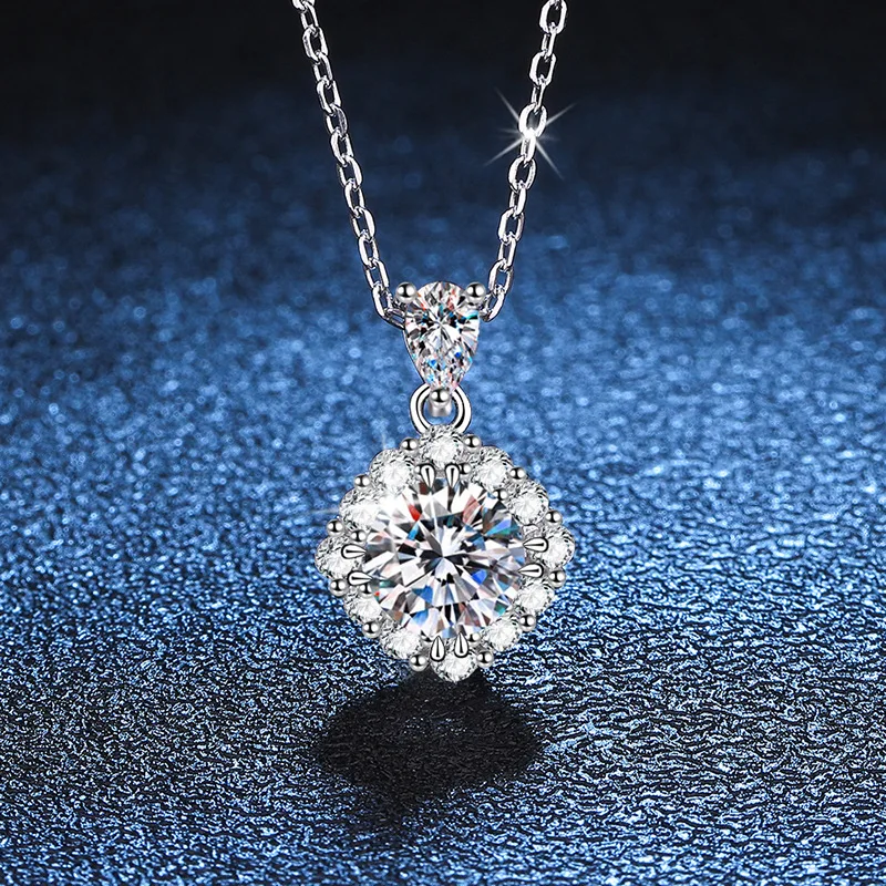 

D Color Moissanite Pendant Square 18K Gold Set with Diamond 1-carat Necklace Moissanite Necklace Platinum PT950 Imprint