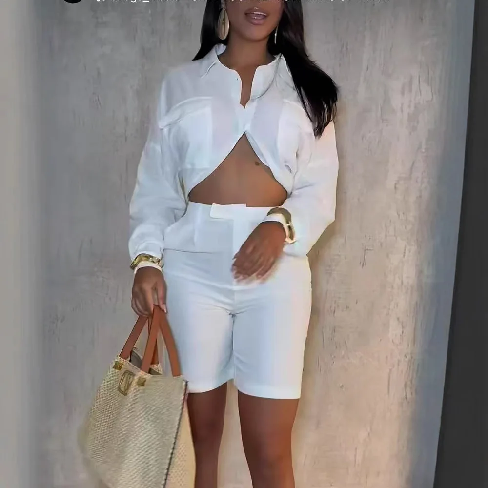 Set atasan kemeja lengan panjang warna polos kasual nyaman longgar dan celana pendek high waist warna polos untuk wanita tahun 2025