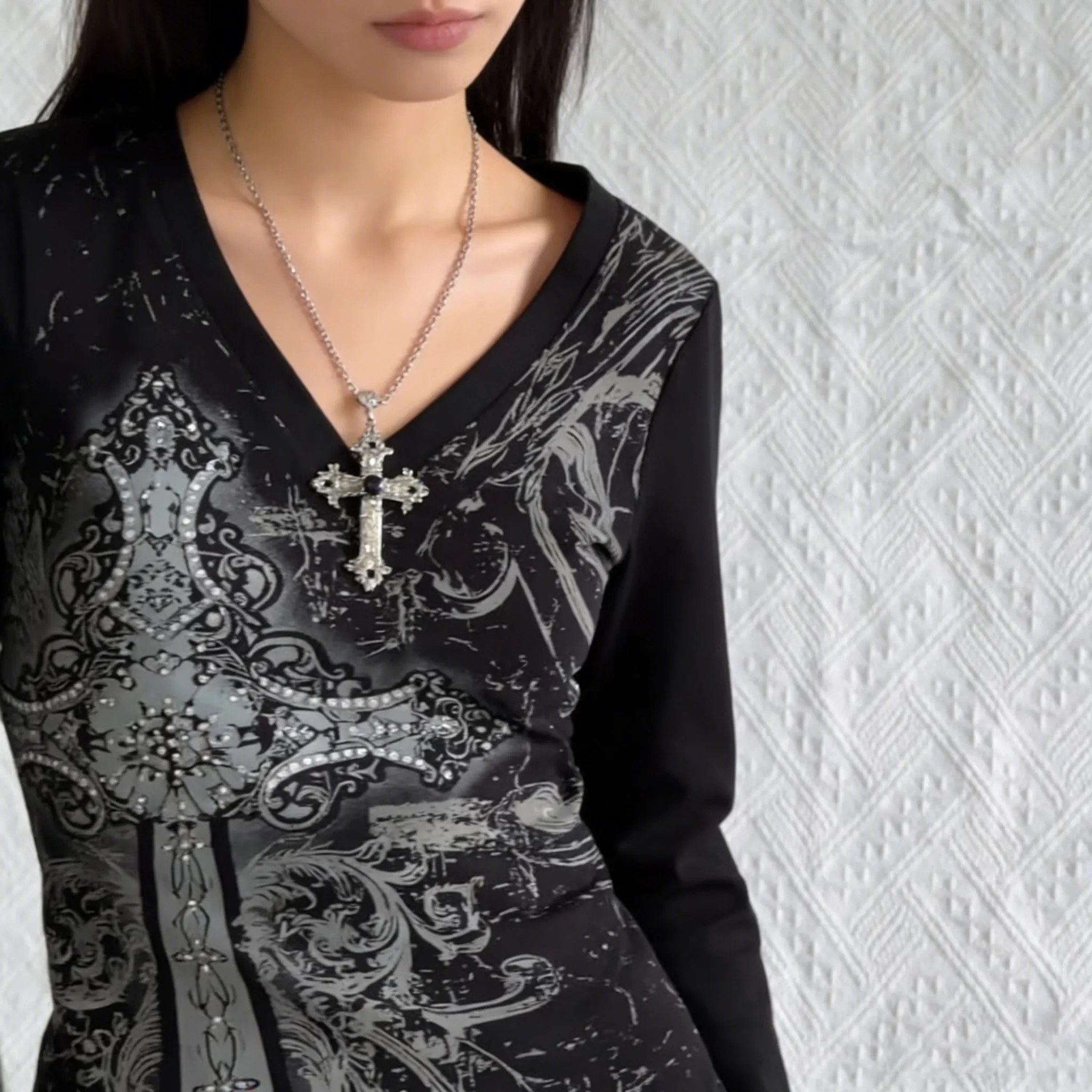 Europäisches und amerikanisches personalisiertes Design, schwarzes bedrucktes T-Shirt für Damen, Herbst, schmale Passform, V-Ausschnitt, langärmliges T-Shirt-Oberteil