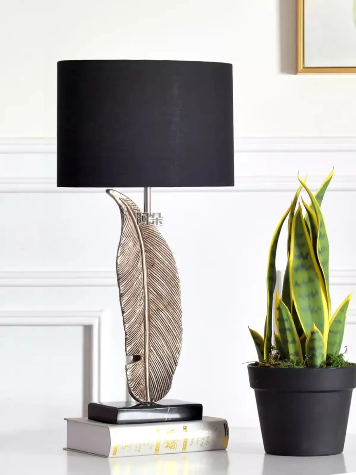 Bedroom bedside lamp creative, romantic, simple, modern, retro, personalized carved resin feather desk lamp