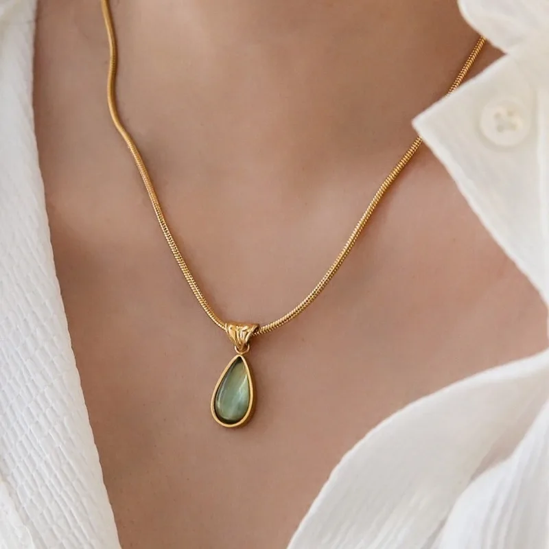 Französische Retro-Halskette in Olivgrün und Blau mit Tropfenform, Farbbeständig, Nischen-Design, Eleganter Alltags- und Dating-Schmuck für Damen – Detail 4
