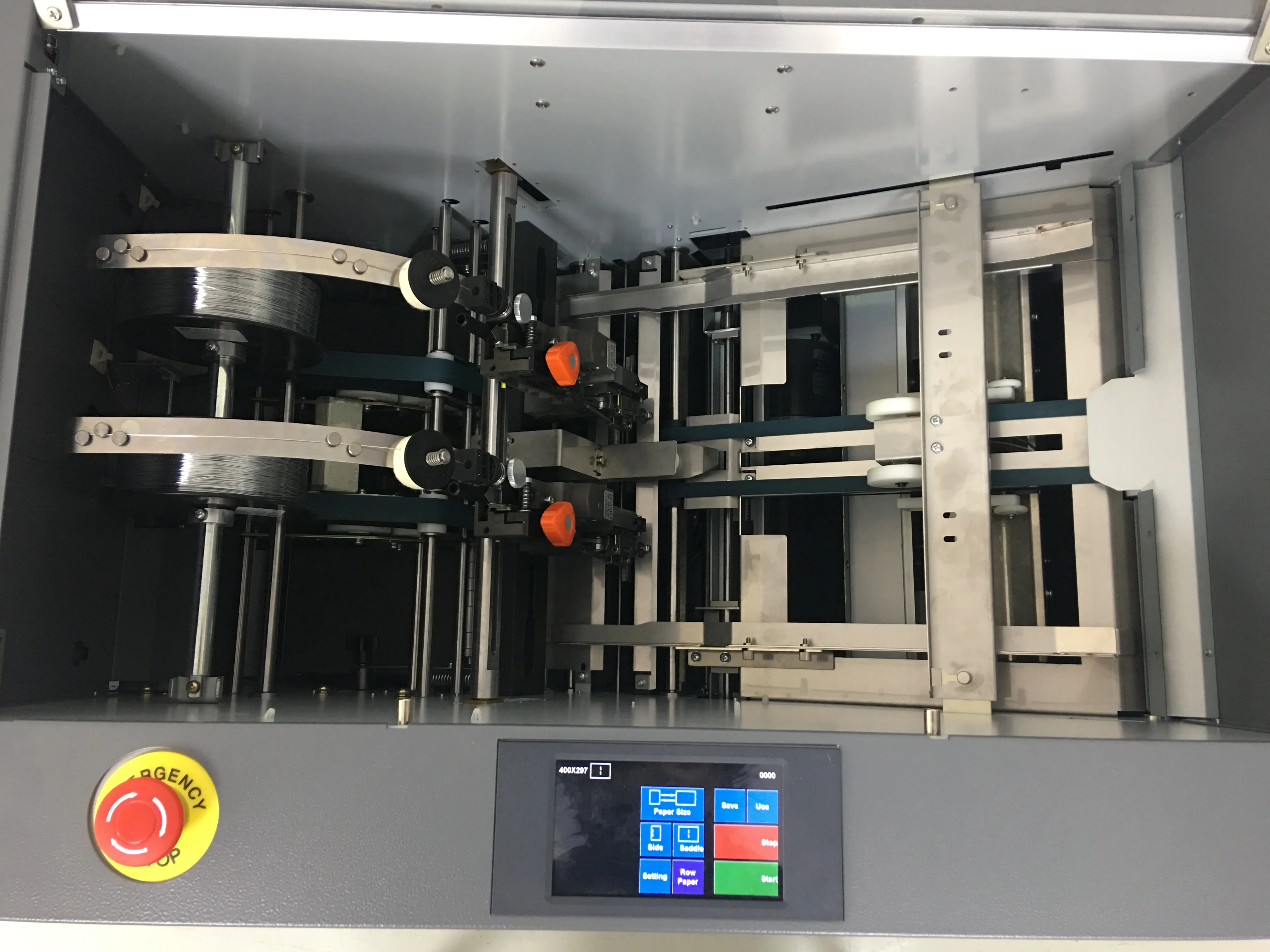 DFS370 Macchina per rilegatura a filo con testa per chiodo a filo Hohner completamente automatica per cucitura a sella per libretti con tagliabordi