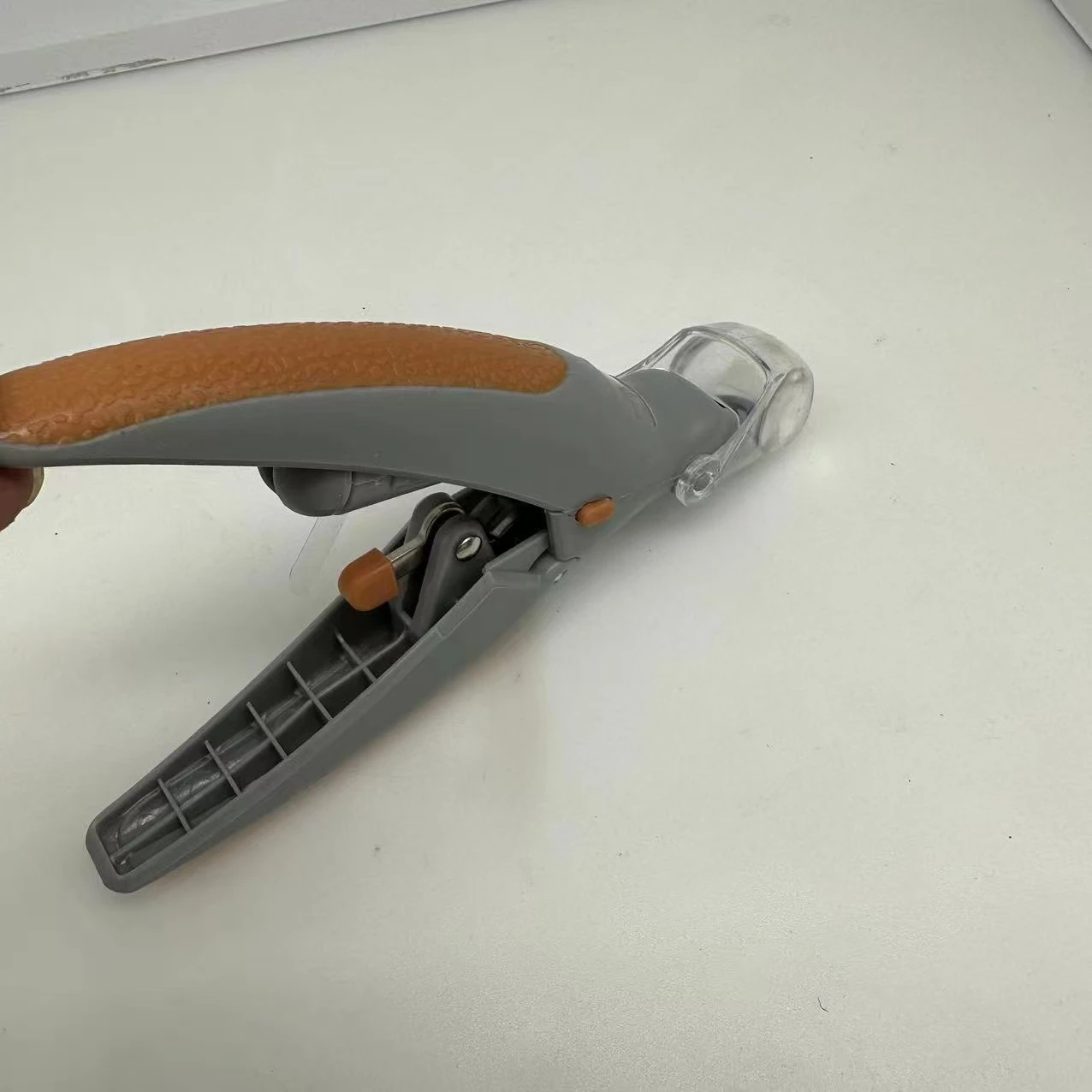 New pet LED lighted nail scissors Cat and dog cleaning scissors Beauty luminous nail pliers