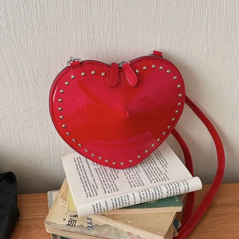 

2026 New Niche Design Personalized Versatile Retro Eye-catching Rivet Design Fashionable Love Shoulder Messenger Bag Temperament