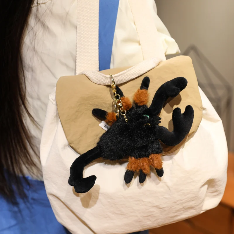 Simpatico peluche scorpione Ciondolo in peluche scorpione realistico Morbido giocattolo strisciante Regalo per appassionati di avventure Decorazioni di Halloween