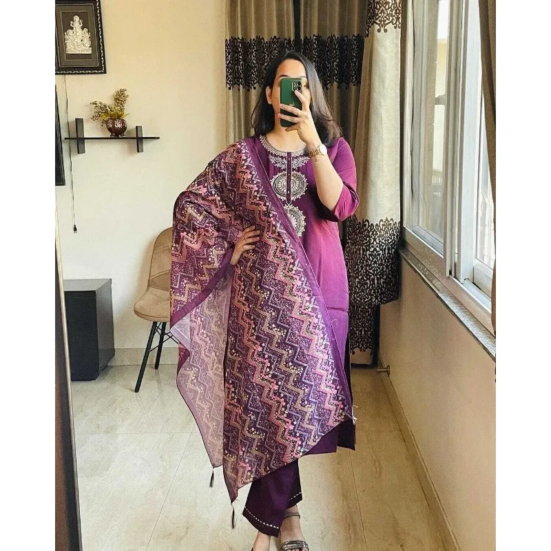 

Полностью Прошитые фиолетовые вышитые рабочие брюки Salwar Kurti и свадебное платье дупатта