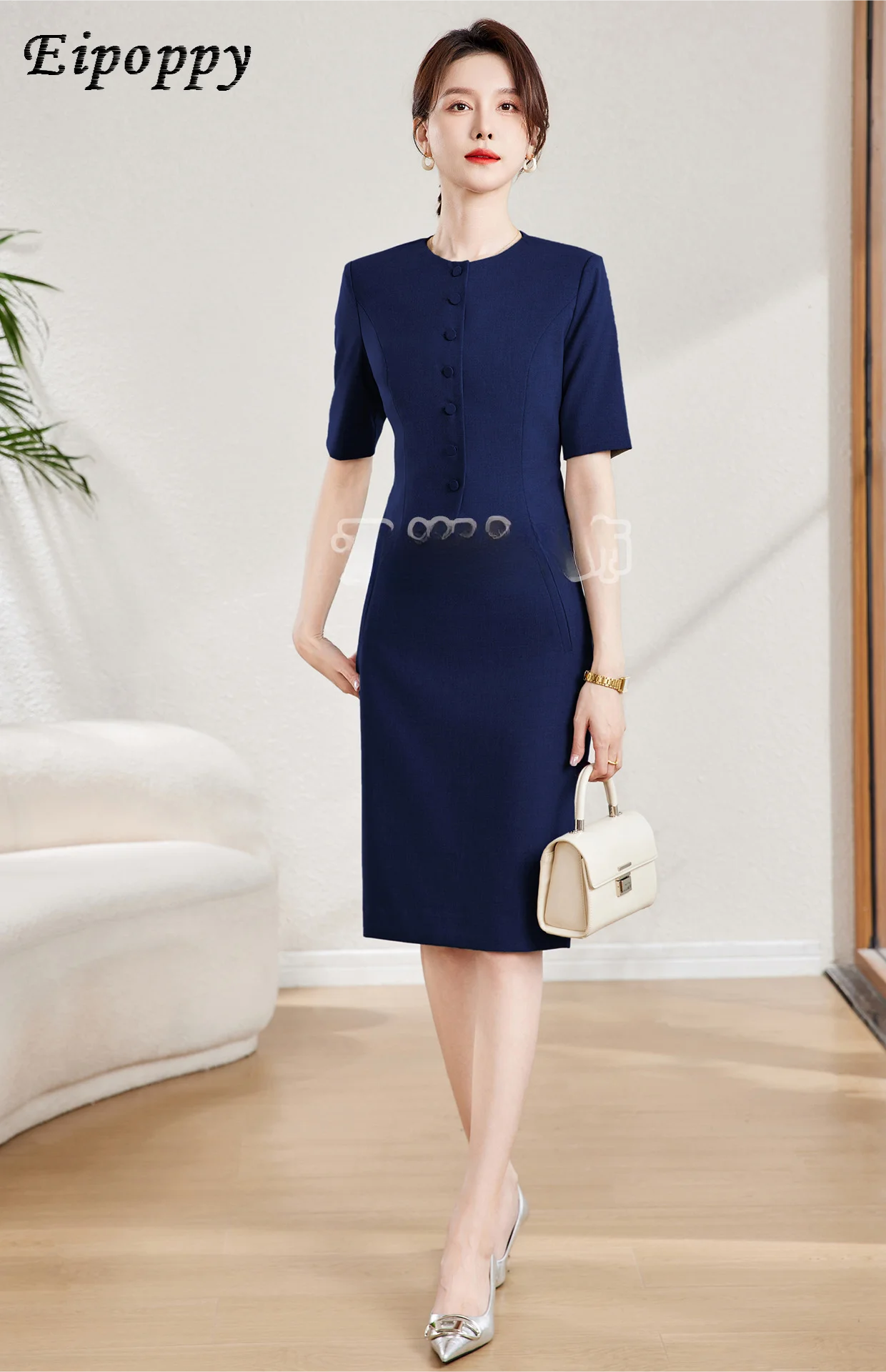 L'abbigliamento professionale da donna è elegante, semplice e alla moda