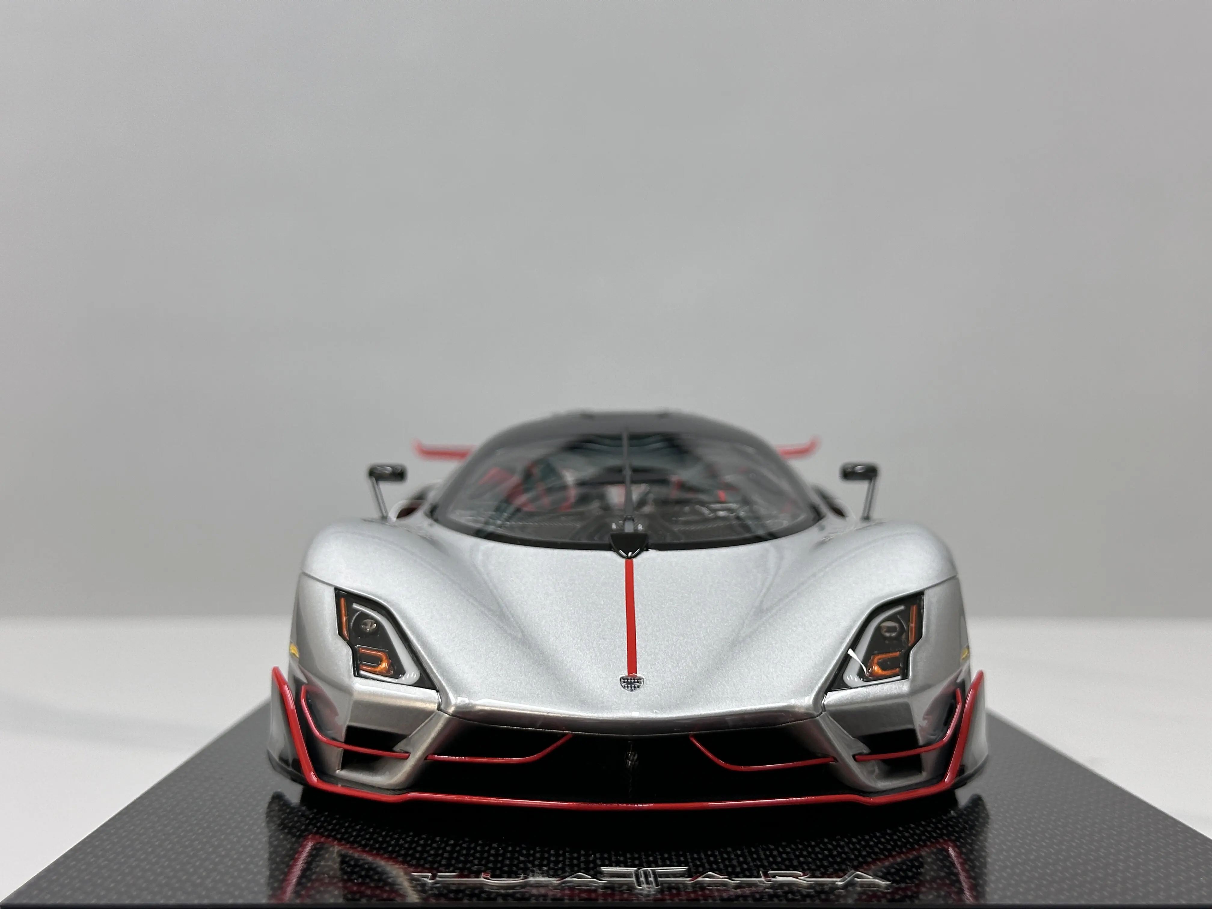 FrontiArt 1:18 SSC Tuatara Striker Silver/Green Simulation Limited Edition Resin Metal Static Car Model Toy Gift