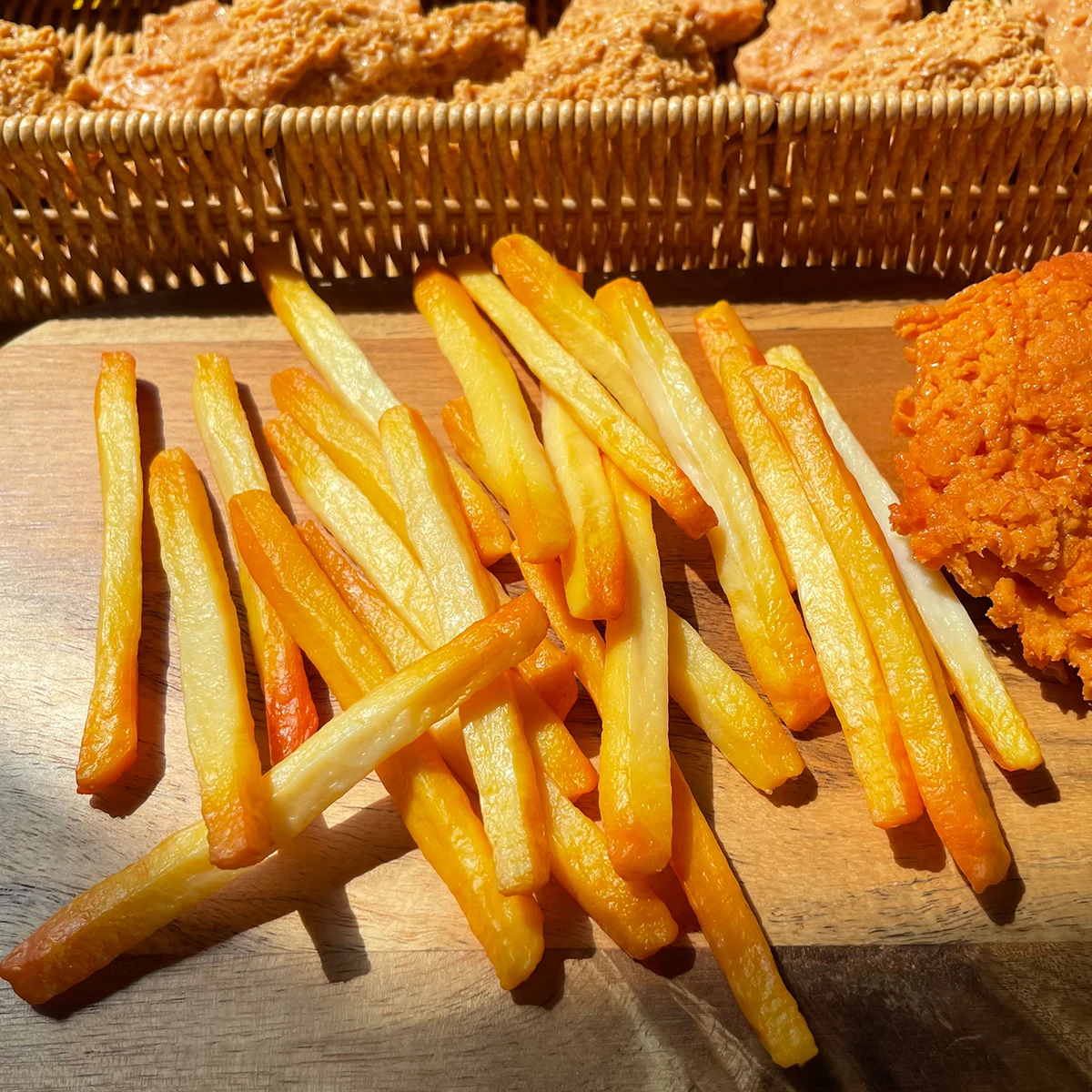 Kit de pollo frito de simulación 3D, patas de pollo crujientes/alas/picaduras y patatas fritas doradas, exhibición de alimentos falsos/accesorios de decoración para fiestas