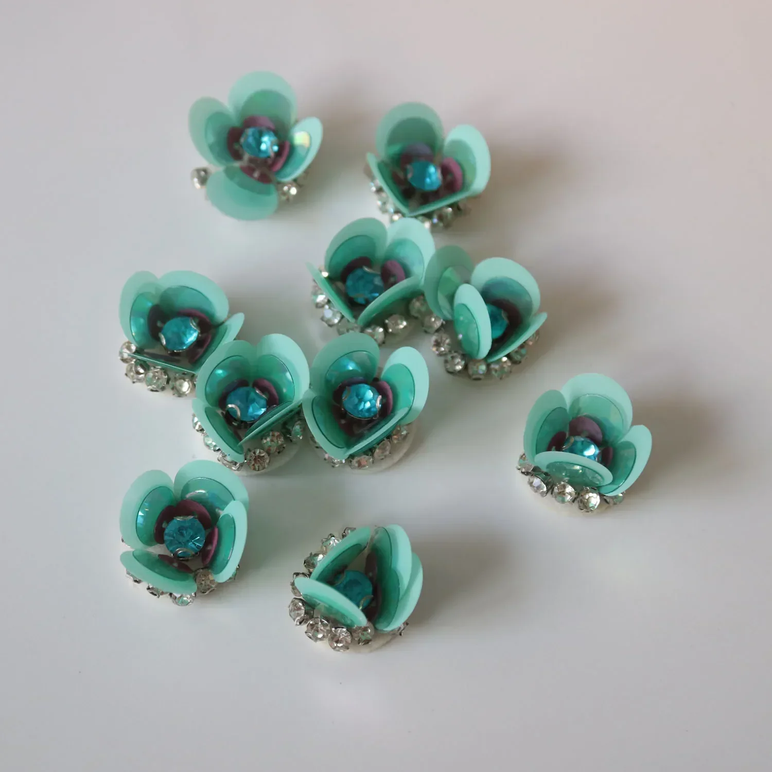 10pcs/lot Handmade white sukura flower patches for clothing DIY sew on rhinestone patch embroidered applique Parches