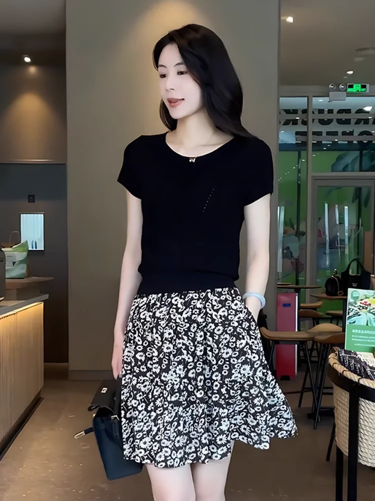 

Черный вязаный топ с короткими рукавами и цветочная юбка средней длины, комплект из двух предметов, женский модный летний наряд, предотвращающий старение.