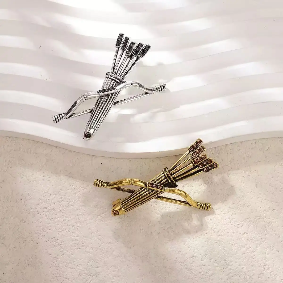 Trendy Rhinestones Bow and Arrow Brooches for Women Unisex Quiver Weapons Pins Banquets Party Backpack Gifts Jewelry Accessories