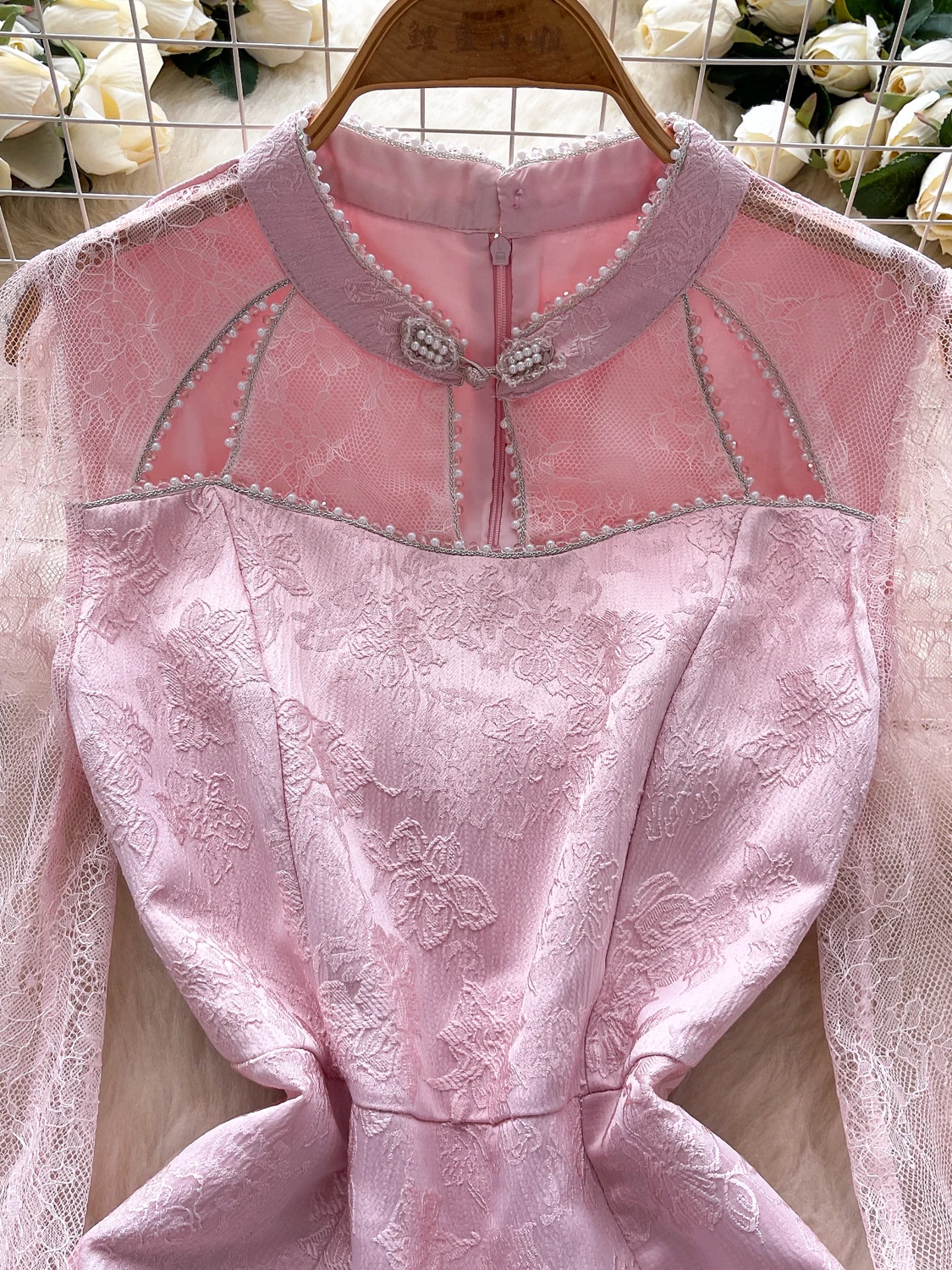 فستان أنيق من الدانتيل المفرغ بأكمام طويلة مع تصميم مشدود عند الخصر وفتحة جانبية على قماش الساتان، فستان على الطراز الكوري بخ...