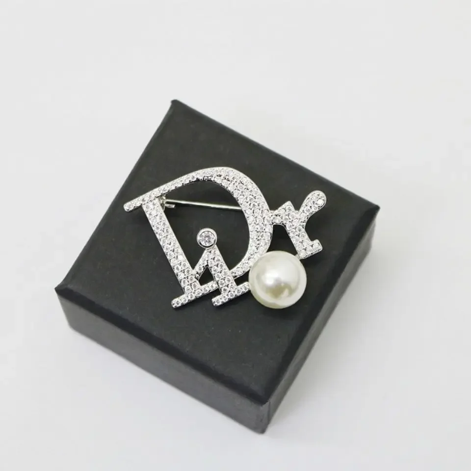 Luxury Women's Natural Freshwater Pearl Brooch Pin for Autumn Winter Clothing Accessories