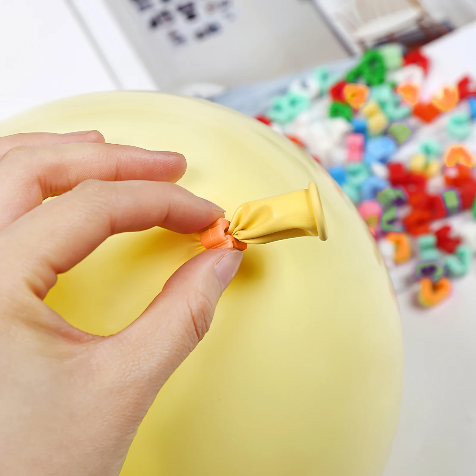 

100Pcs Balloon Clips Plastic Convenient Balloon Sealing Clamps Macaron Color for Birthday Wedding Holiday Party Supplies