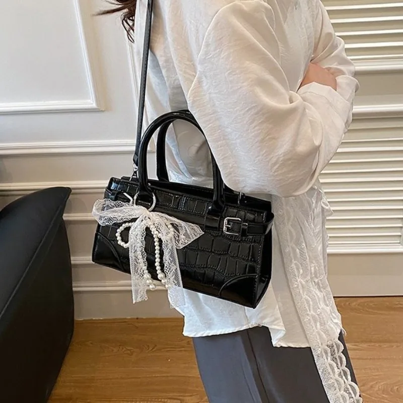 

Классическая женская сумка-мессенджер в академическом стиле с полированным женским поворотом