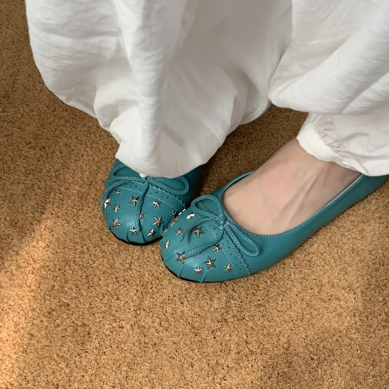 Zapatos de Mujer, Estilo Otoño 2026, con Tachuelas Metálicas, Botín de una Pieza con Lazo, Suela Plana