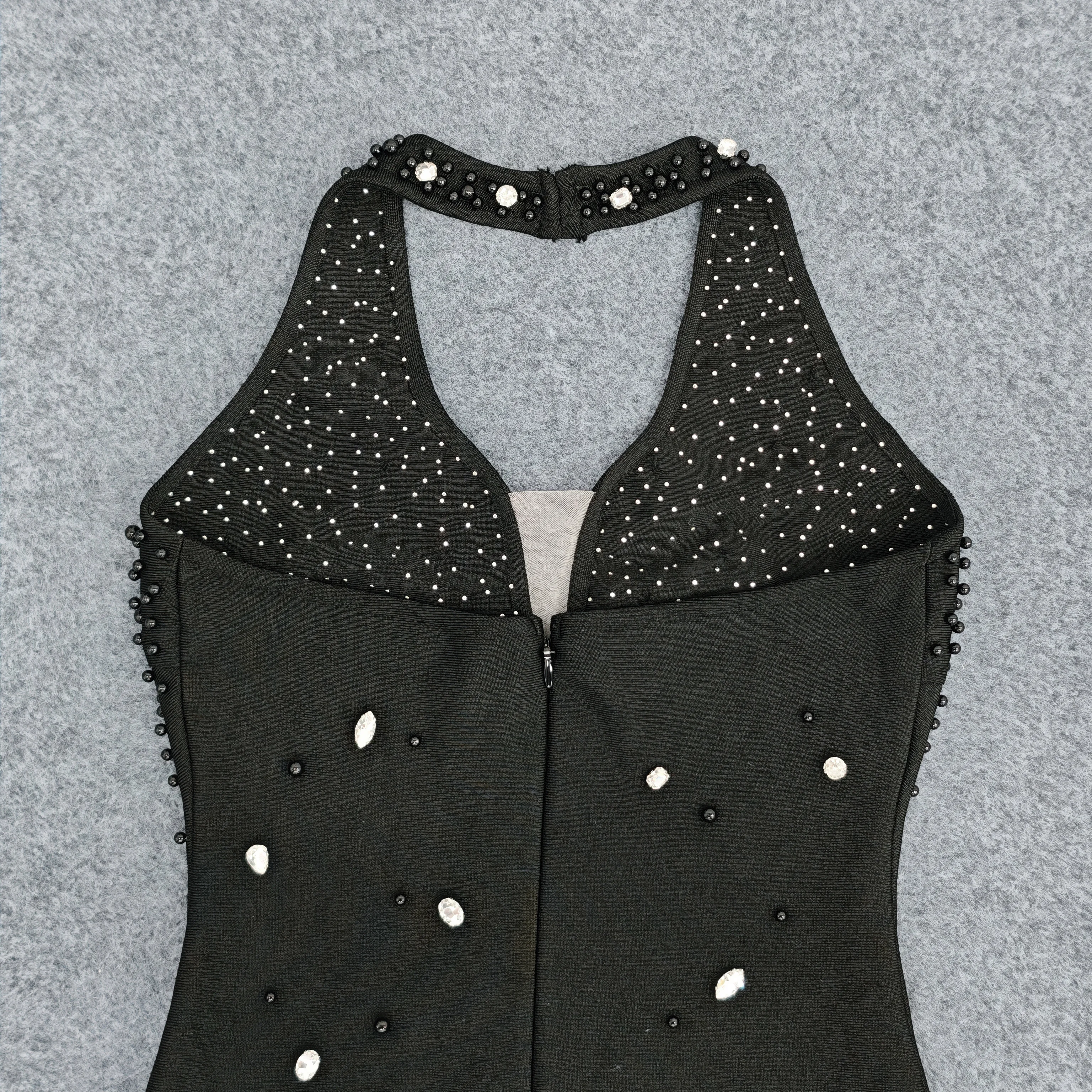 Vestido de noche sexy con escote en V profundo y perlas blancas con incrustaciones de diamantes para fiesta de cumpleaños y chica