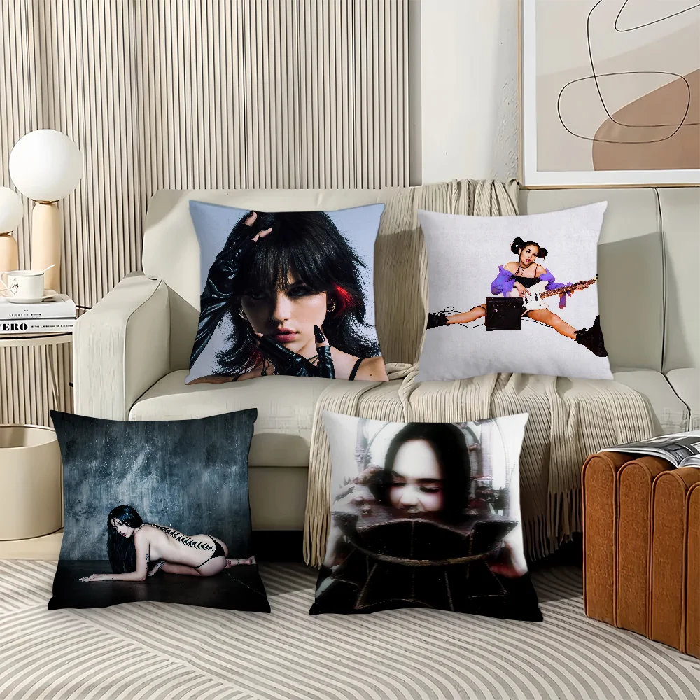 Singer Maggie Linde…