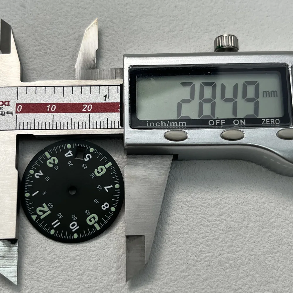 28.5mm NH35 ダイヤル発光アラビア数字ダイヤル、4 時位置に日付付き、NH35 自動巻きムーブメント watchmods はロゴをカスタマイズできます