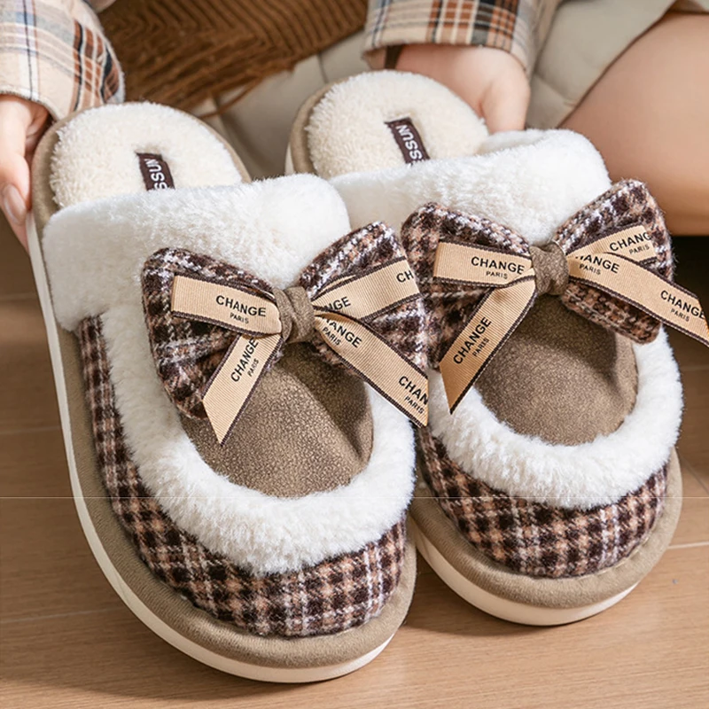Zimowe ciepłe pluszowe kapcie damskie w kratę z kokardą, modne antypoślizgowe kapcie domowe, wygodne damskie buty z grubą podeszwą z polaru i bawełny.