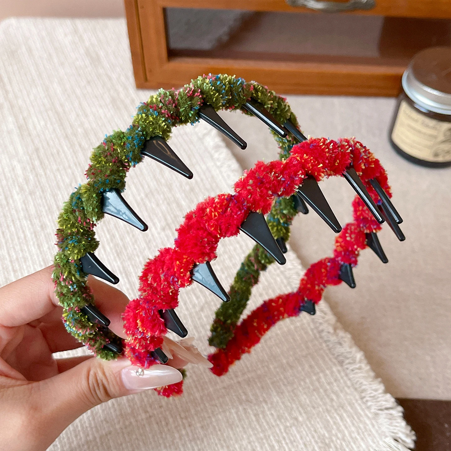 Herbst-Winter-Weihnachts-Kinder-Haarband mit Zähnen, Santa-Stil, bunter Plüschgarn-Haarreif, Mädchen-Weihnachtsfeier-Haaraccessoire – Detail 2