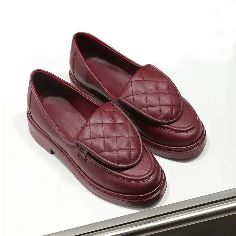 Sepatu Wanita Desainer Sepatu Kulit Kecil Gesper Logam Sepatu Ramping Hak Datar