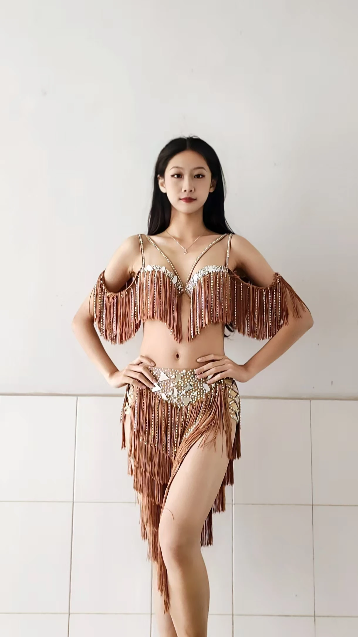 Konkurs tańca brzucha Damskie wysokiej klasy niestandardowe soczewki Wielowarstwowa sukienka z frędzlami Cha Samba Performance Rhinestone