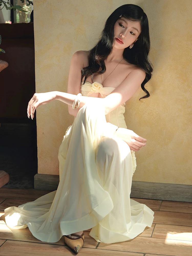 แม็กซี่เดรสสีเหลืองอ่อนเกาะอก VC Enchanting พร้อมเสื้อท่อนบนรัดตัวและรายละเอียดคัตเอาท์สําหรับงานกาล่าฤดูร้อน