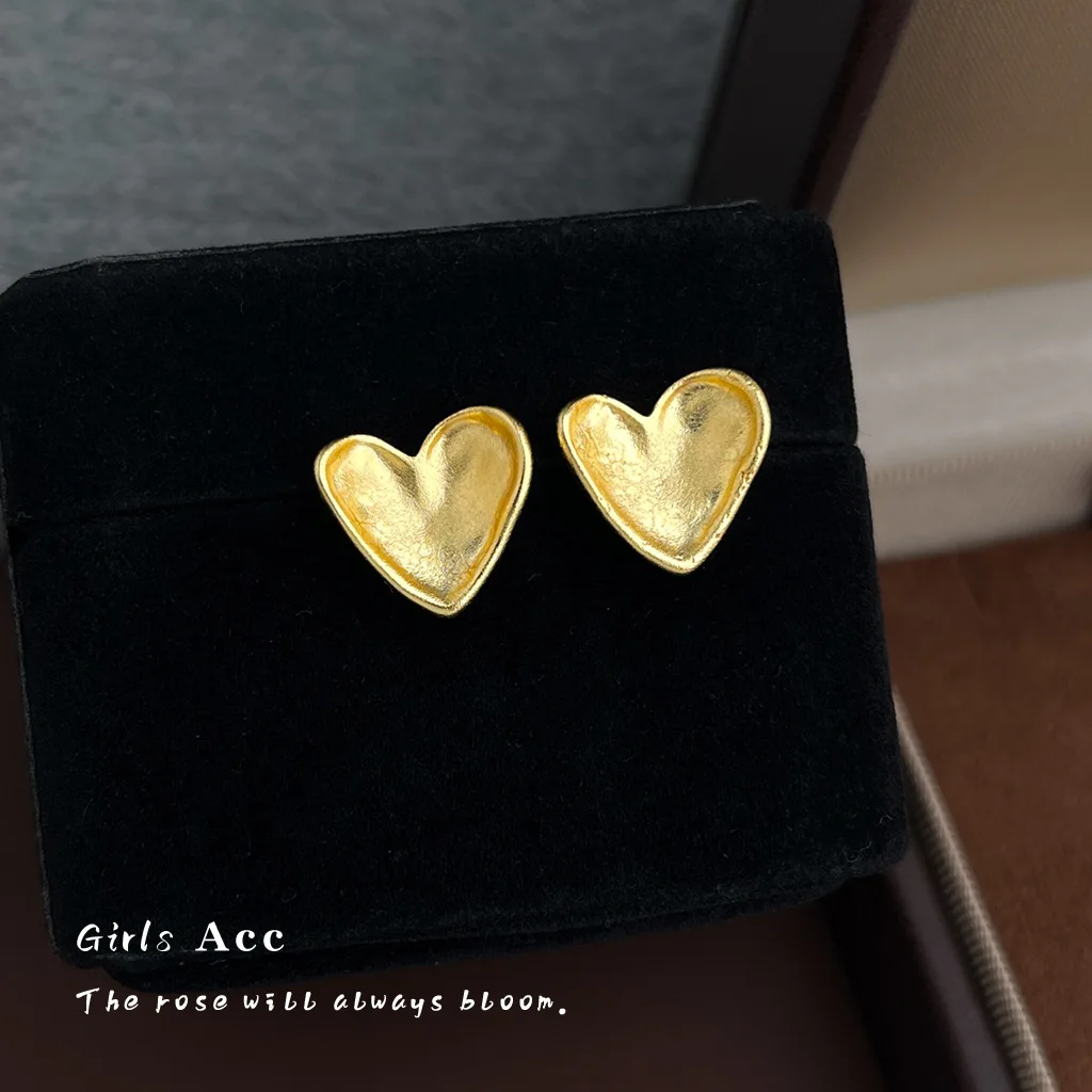 

Vintage Old Money Style Matte Metal Textured Love Heart Stud Earrings Women Fashion Commute Luxury Advanced Sense Ear Jewelry