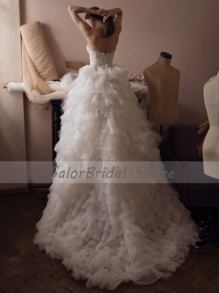 Suknia ślubna linia Sweetheart olśniewająca aplikacja luksusowa suknia ślubna panna młoda Ruffles Backless bez rękawów uroczy Vestido de Novia