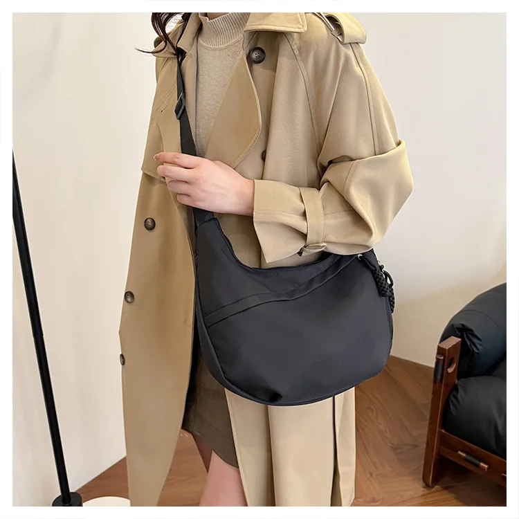 Schlichte und Stilvolle Crossbody Dumpling-Tasche, Leichtgewichtig, Große Kapazität, Umhängetasche, Studenten-Schultertasche, Vielseitige Sporttasche – Detail 17