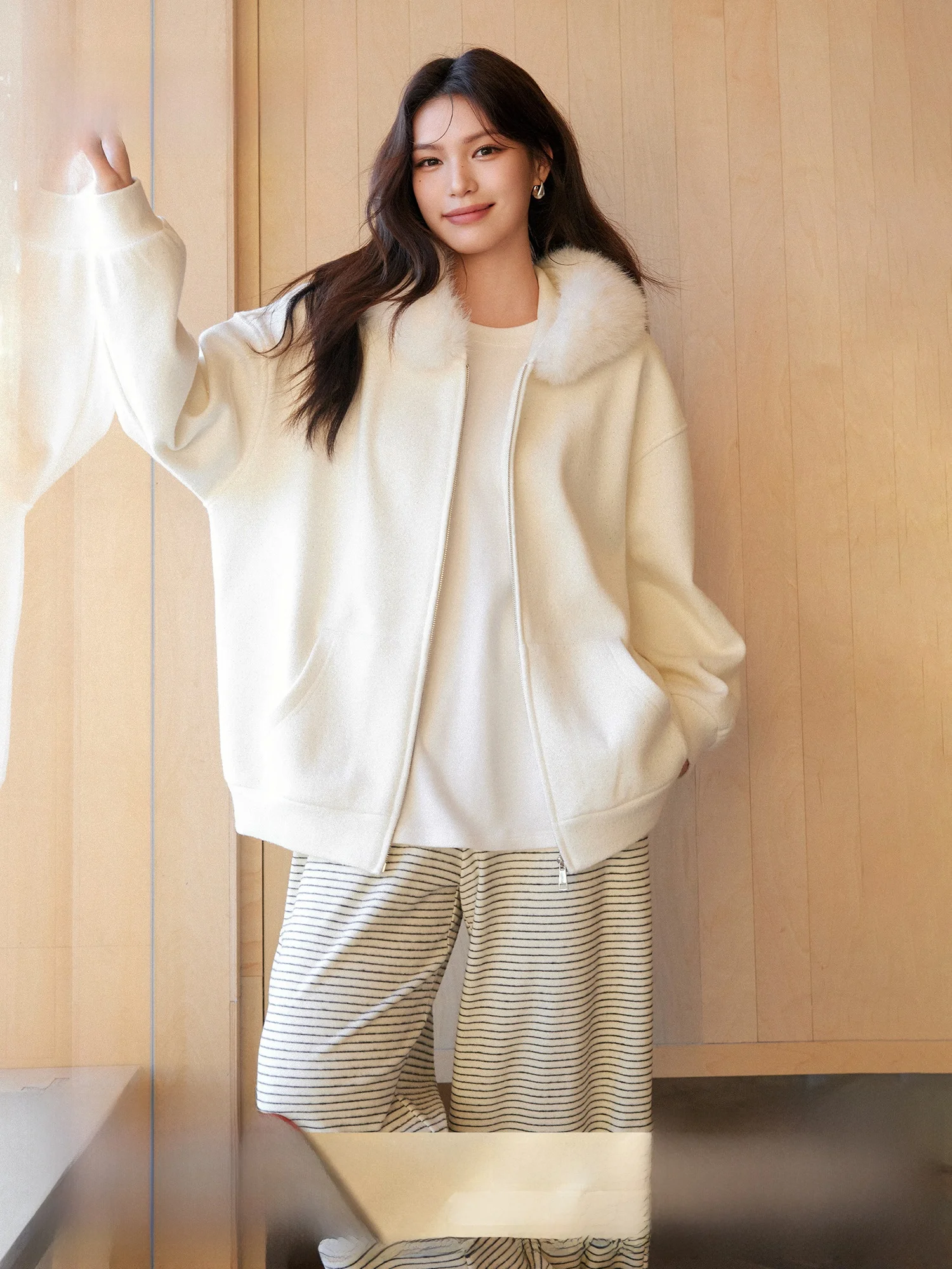 

Комплект Plusmall Cry: Куртка с капюшоном на флисовой подкладке с блестками и вязаные брюки в полоску – повседневный зимний наряд для полных женщин