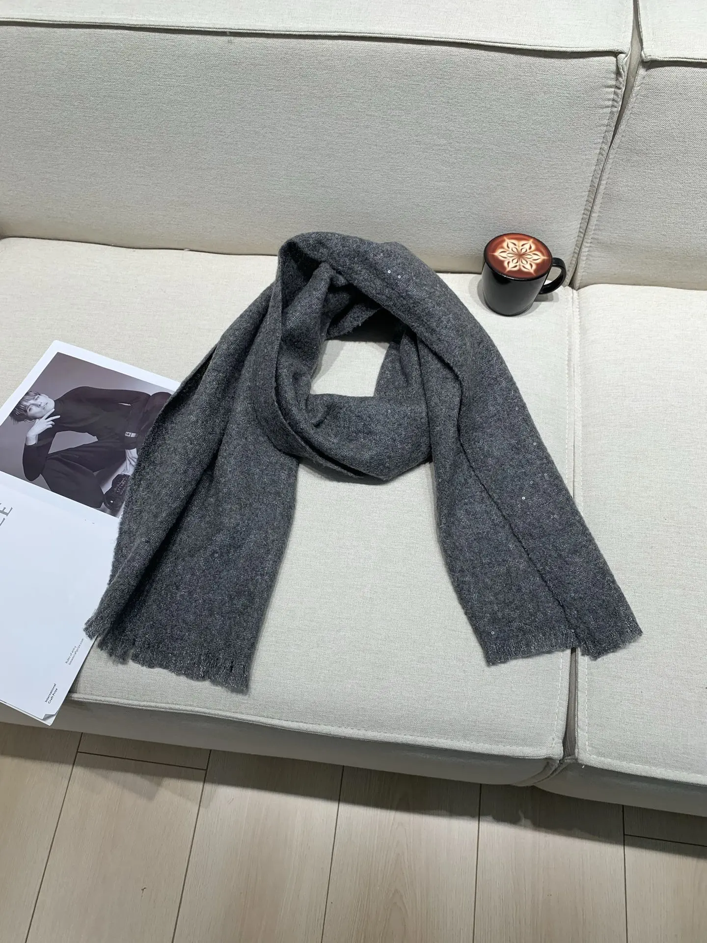 

Новый осенне-зимний высококачественный тонкий мерцающий кашемировый вязаный шарф с блестками, размер 190*50 см.