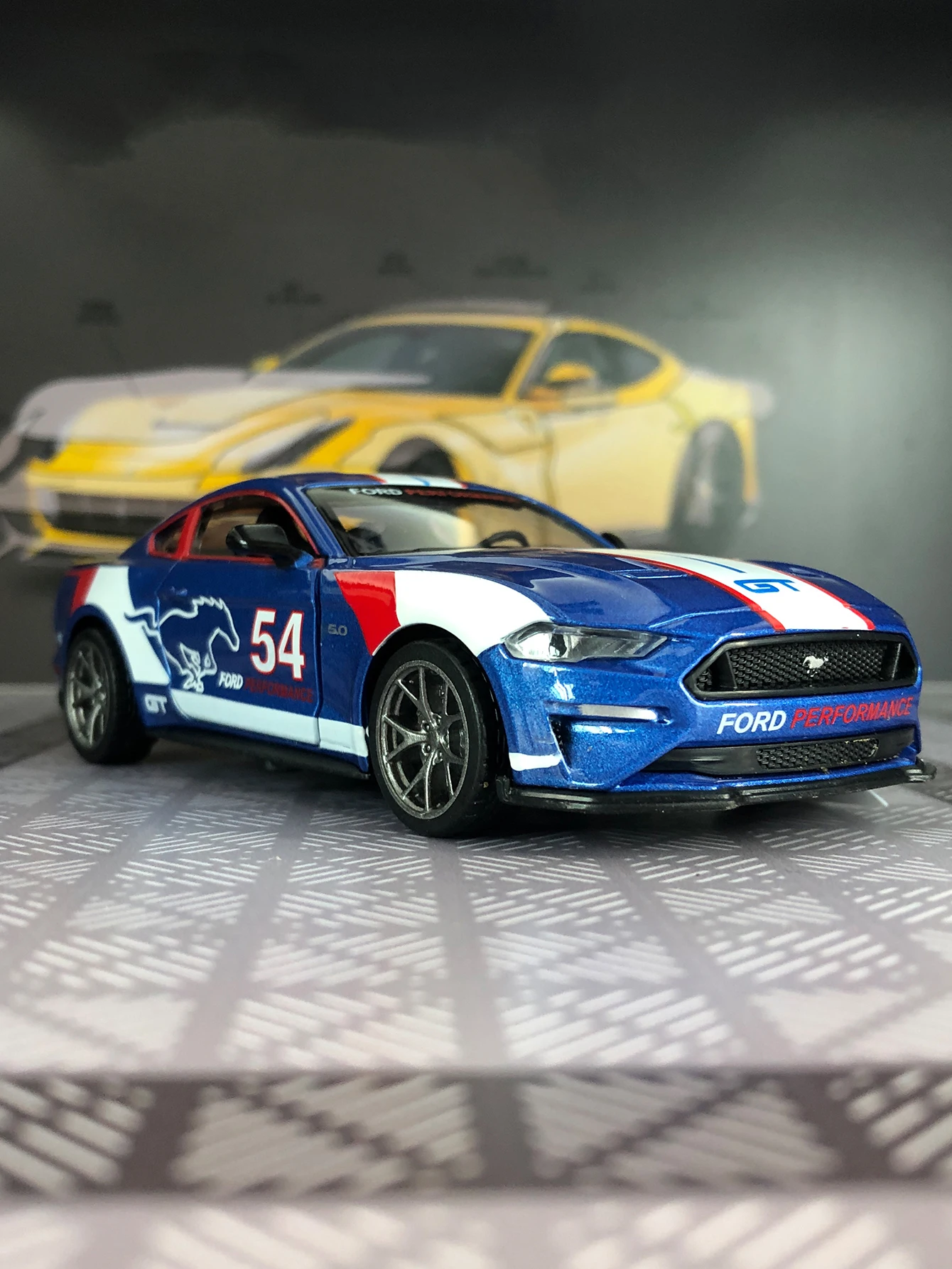 

Модель автомобиля Ford Mustang GT 2018 года, масштаб 1:34, из цинкового сплава, статическая модель, металлический коллекционный подарок.