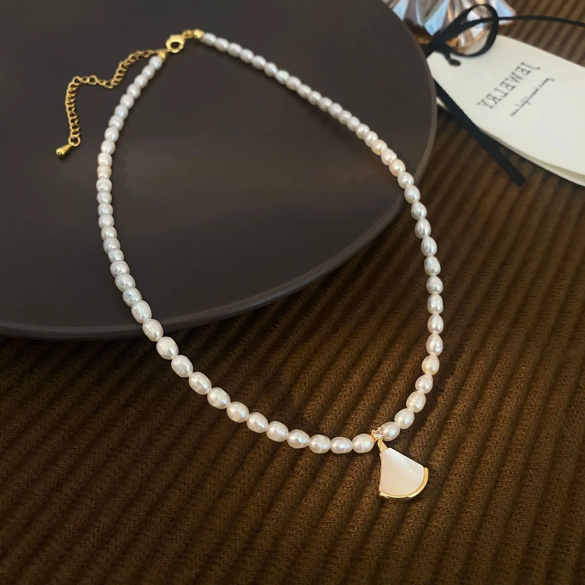 

6-7mm Rice Shape Freshwater Pearl Collar Necklaces 40cm Length Shell Adjustable Pendant Necklaces Jewelry Gift 2025 New Arrivals