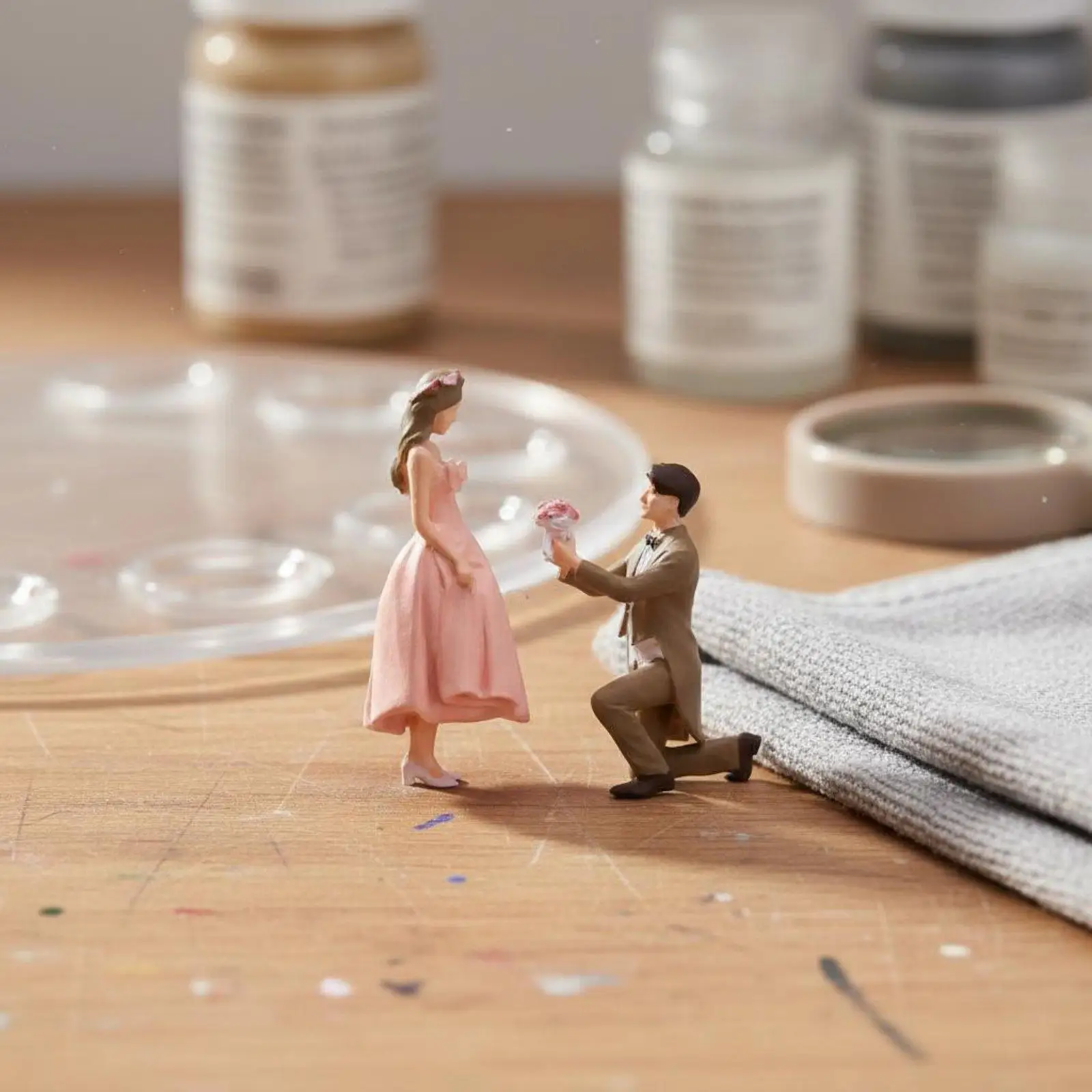 Hand Painted Miniature Couple Figurine 1 64 Scale Proposal Scene Resin Diorama Model People for Creative Photography Decor