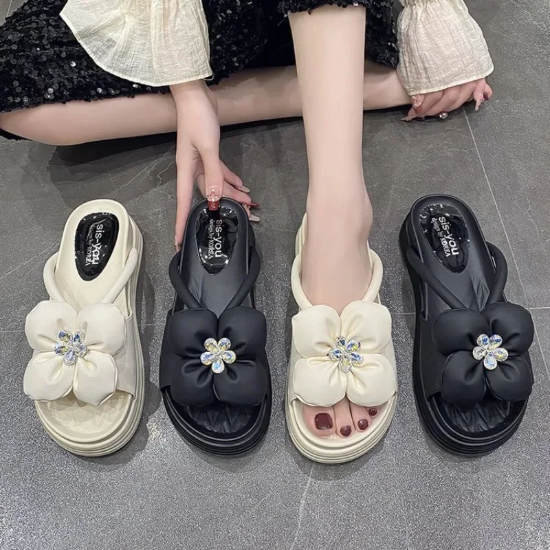 

2024 Summer New Net Red Everything with Thick Bottom Temperament Fashion Beach Slippers Tidal Flower Slippers Women Wear Outside