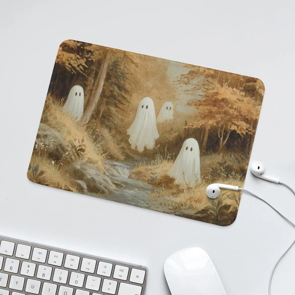 Mauspad mit Herbstwaldmotiv und niedlichen weißen Geistern, rutschfeste Gummiunterseite für kleine Büro- und Laptop-Schreibtischgebrauch