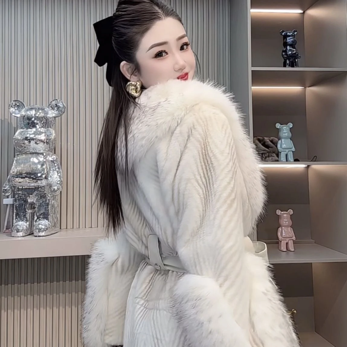 เสื้อโค้ทขนเฟอร์เทียมสำหรับฤดูใบไม้ร่วงและฤดูหนาว ทรงยาวปานกลาง แขนยาว ดีไซน์หรูหรา ตัดเย็บด้วยขนเฟอร์ แมทช์ได้กับทุกชุด ทรงหลวม