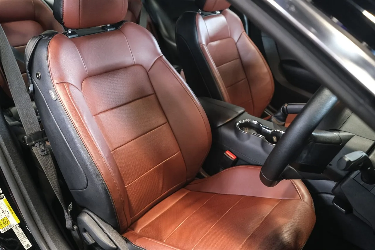 Ajuste personalizado para Ford Mustang, accesorios para coche, fundas de asiento, juego completo de cuero genuino perforado medio para Ford Mustang 2015-2022