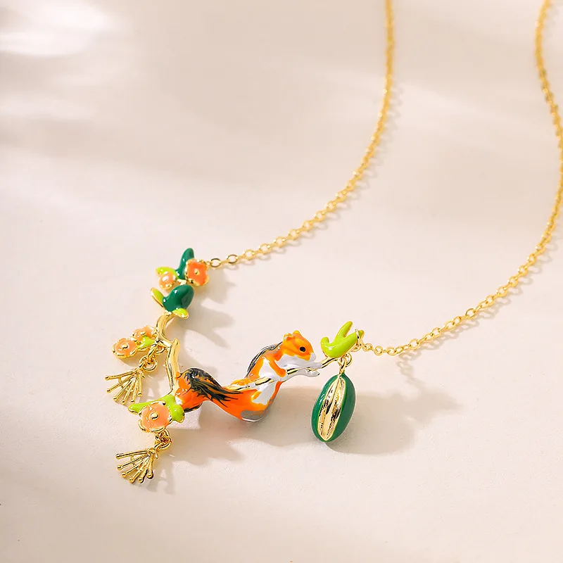 

Fashionable and exquisite painted dripping glaze squirrel nut flower pendant necklace high-end niche light luxury clavicle chain