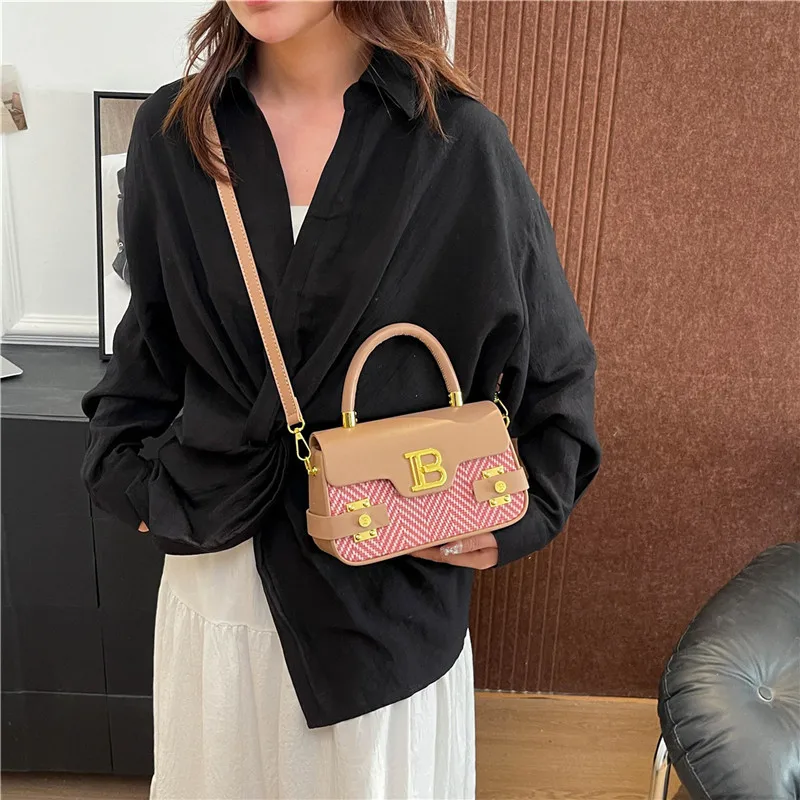 ‌ ​ ​ حقيبة مربعة جديدة للركاب الحضري لعام 2025، محفظة كتف متعددة الاتجاهات ومحفظة كروس للنساء، حقيبة يد هندسية أنيقة ليلاً ونهارًا