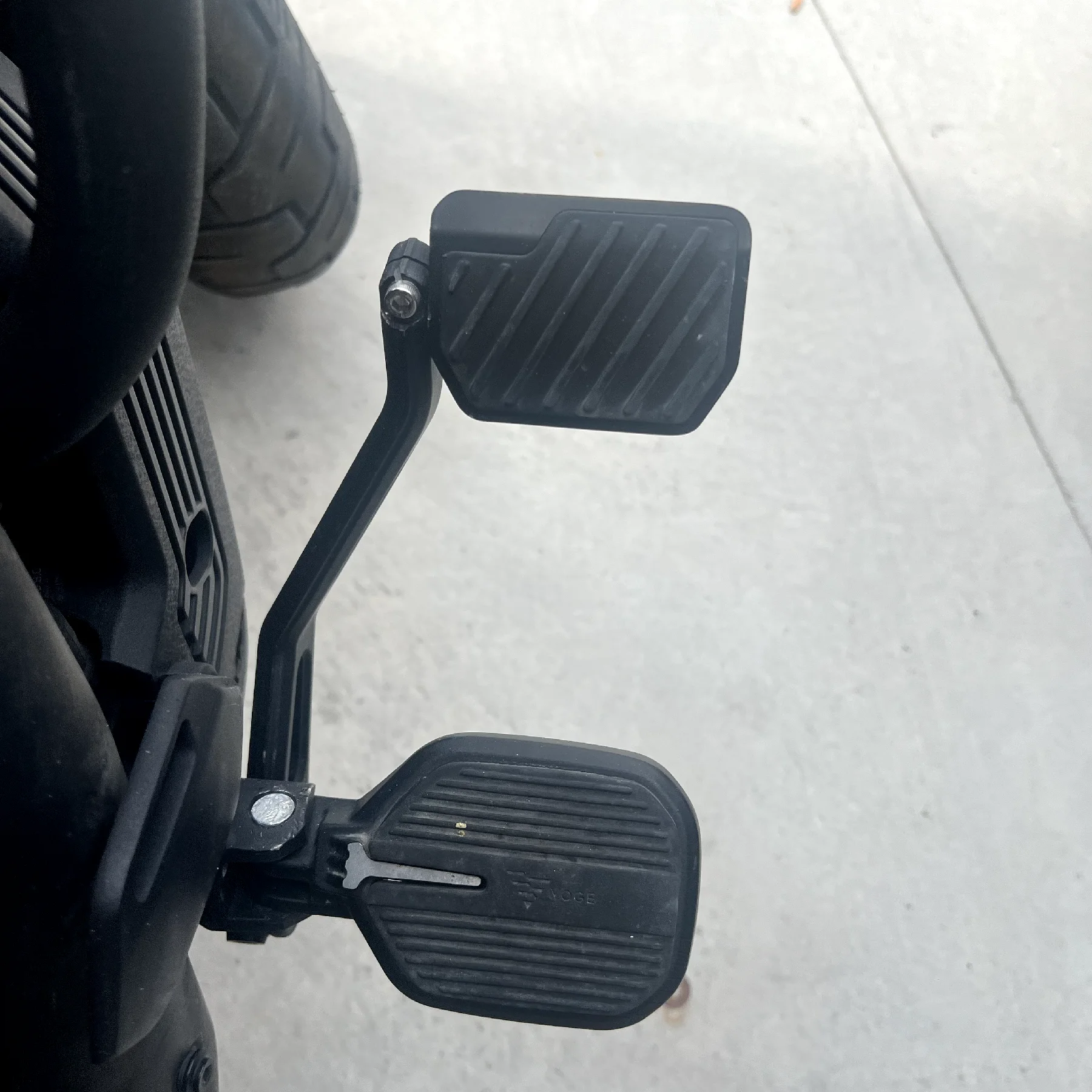 For QJMOTOR SRV 350, Larger Wider Anti-Slip Rubber Brake Pedal, Zinc Alloy Comfortable Durable Brake Pedal for Motorcycle