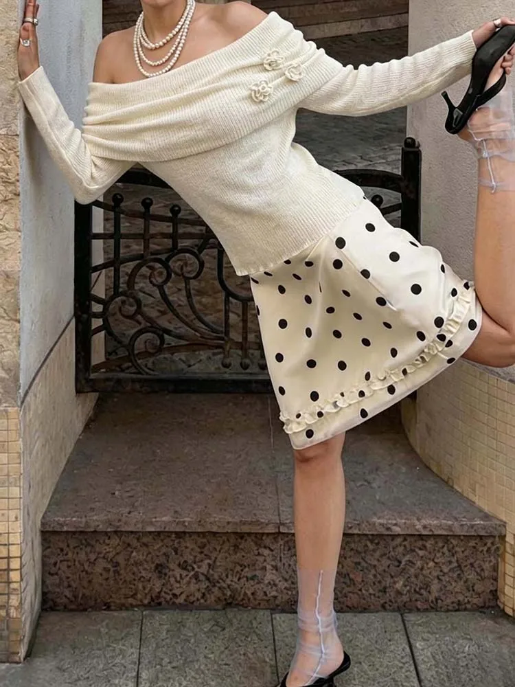 Women's word-collar flower wool top is casual and versatile, soft and comfortable, suitable for dating, traveling and commuting.