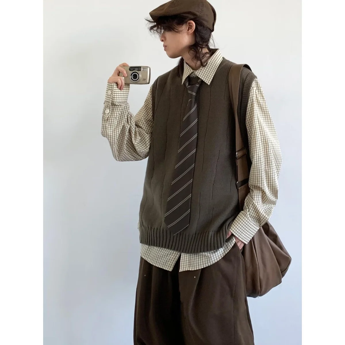 

Retro round Ne Sweater Vest Couple Design Simple High-End Feeling Autumn Winter Men's Knittedwear Soft Loose Fit Color