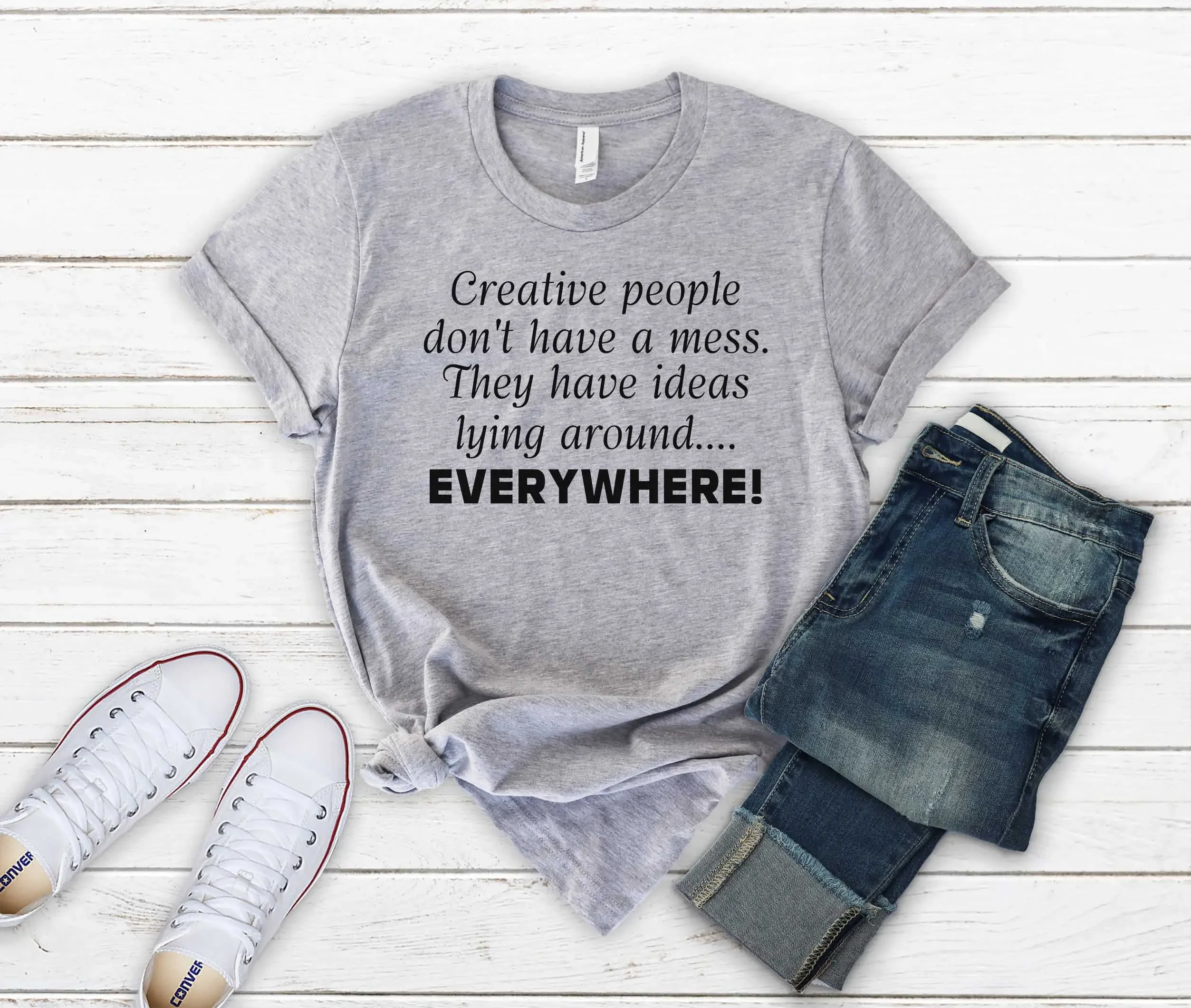 Kreative Menschen haben keinen Chaos um sich herum, sie haben überall ihre Ideen herumliegen lassen. Lustiges Künstler-T-Shirt