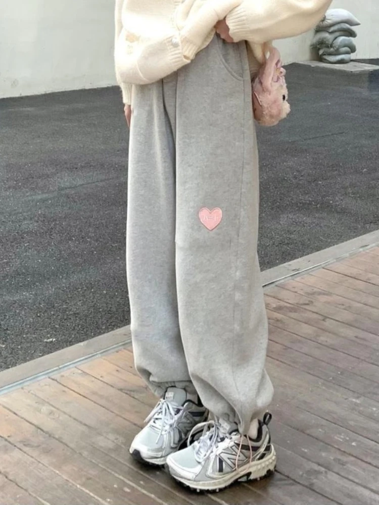 

HOUZHOU Kawaii зимние негабаритные серые женские спортивные штаны для бега, корейская мода, с вышивкой сердца, флисовые теплые спортивные штаны для бега