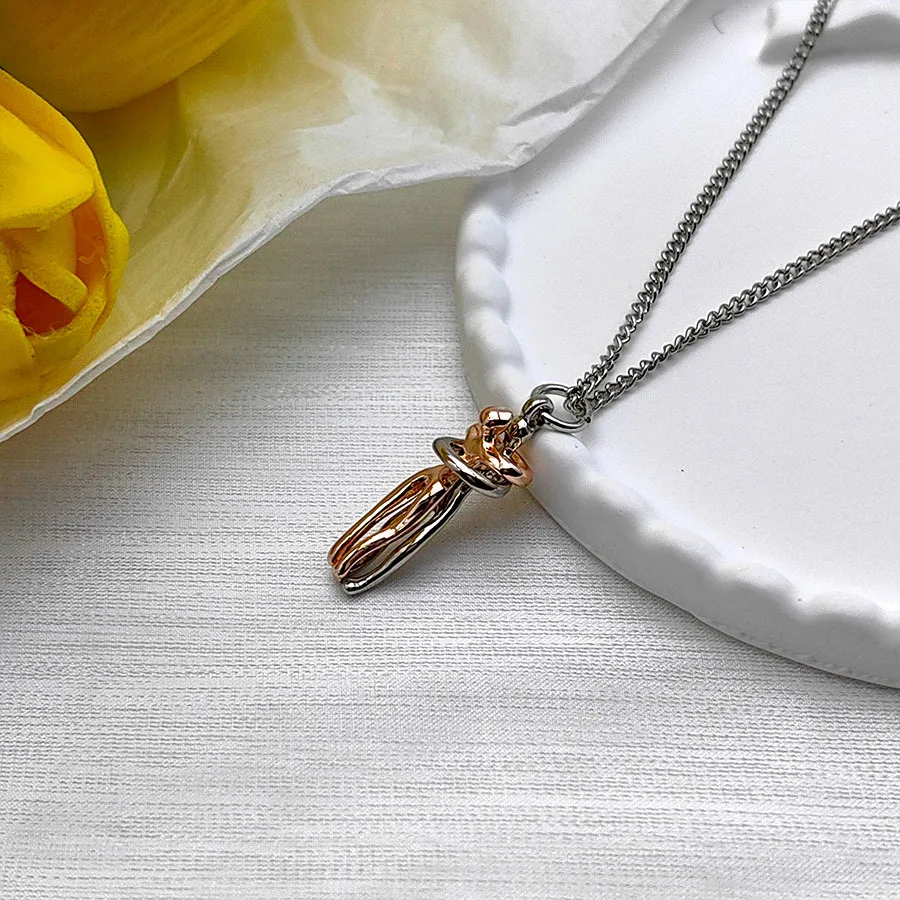 New Creative Couple Embrace Necklace Women\'s Fashion Collarbone Chain Passionate Couple Necklace Decoration Gift